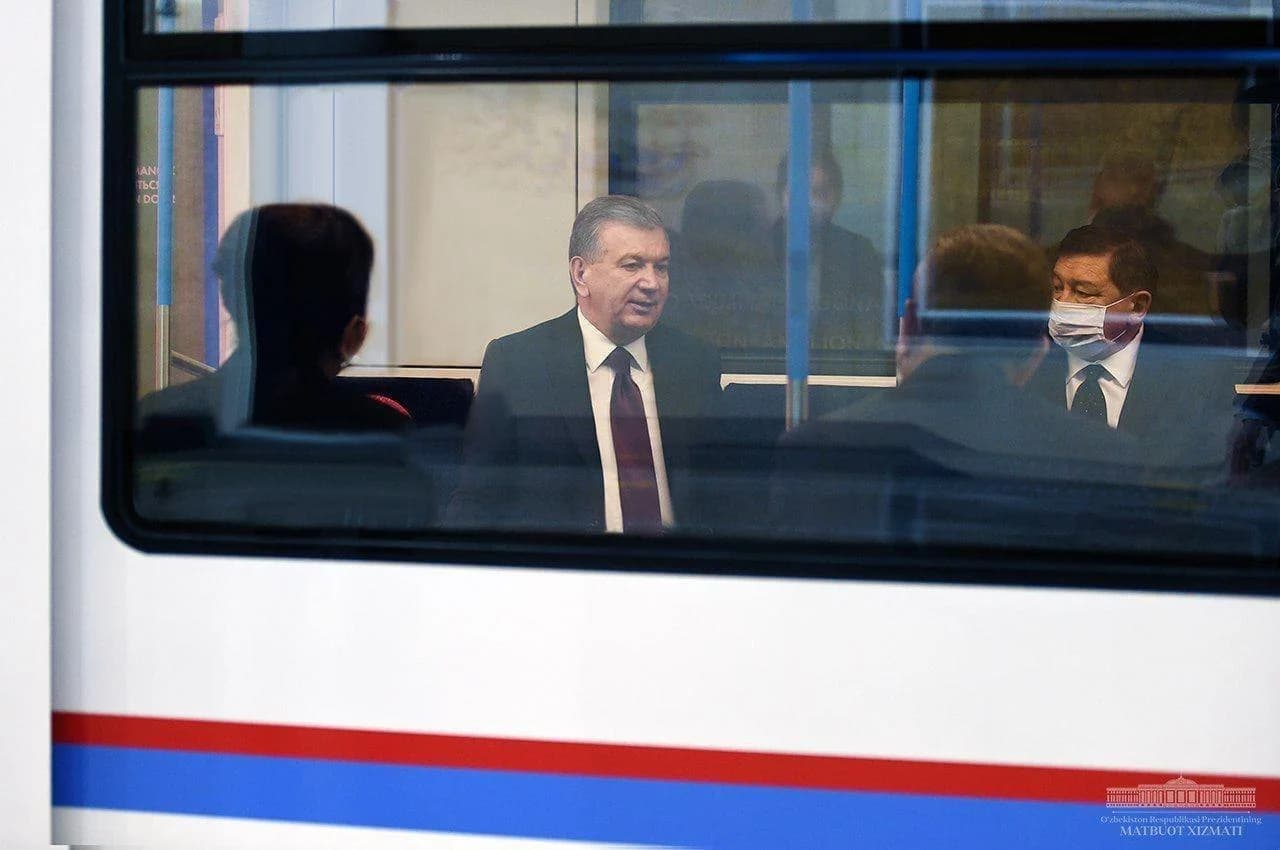 Metro vagoni oynasidan ko'ringan Shavkat Mirziyoyev va boshqa yo'lovchilar