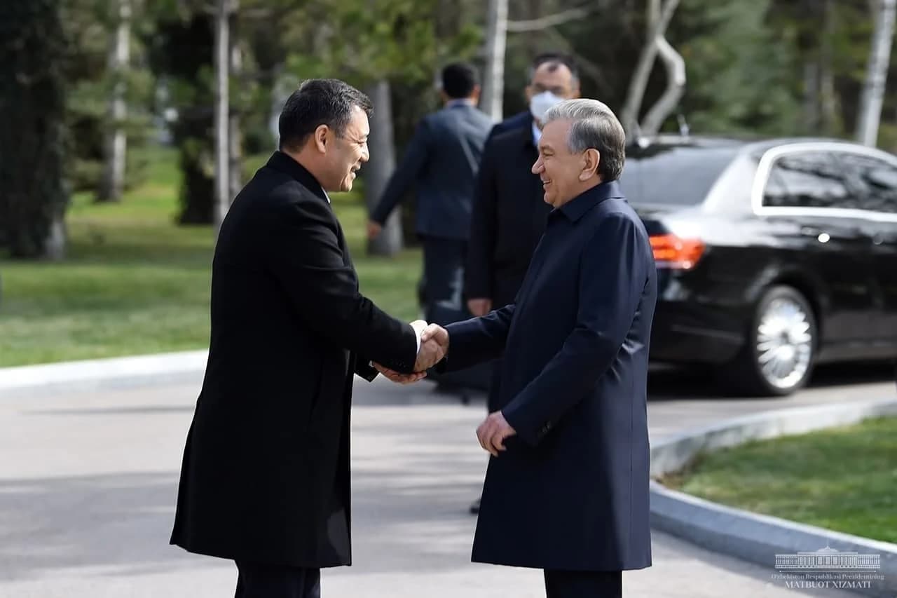Shavkat Mirziyoyev va Sadir Japarovning samimiy ko'rishishi