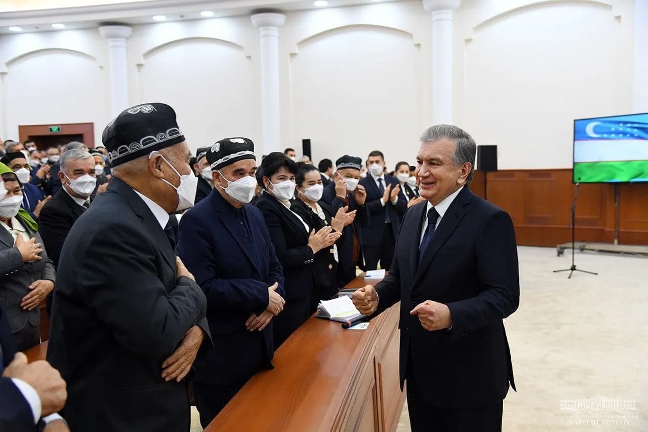 Shavkat Mirziyoyev yig'ilish zalida nuroniylar bilan muloqot qilmoqda