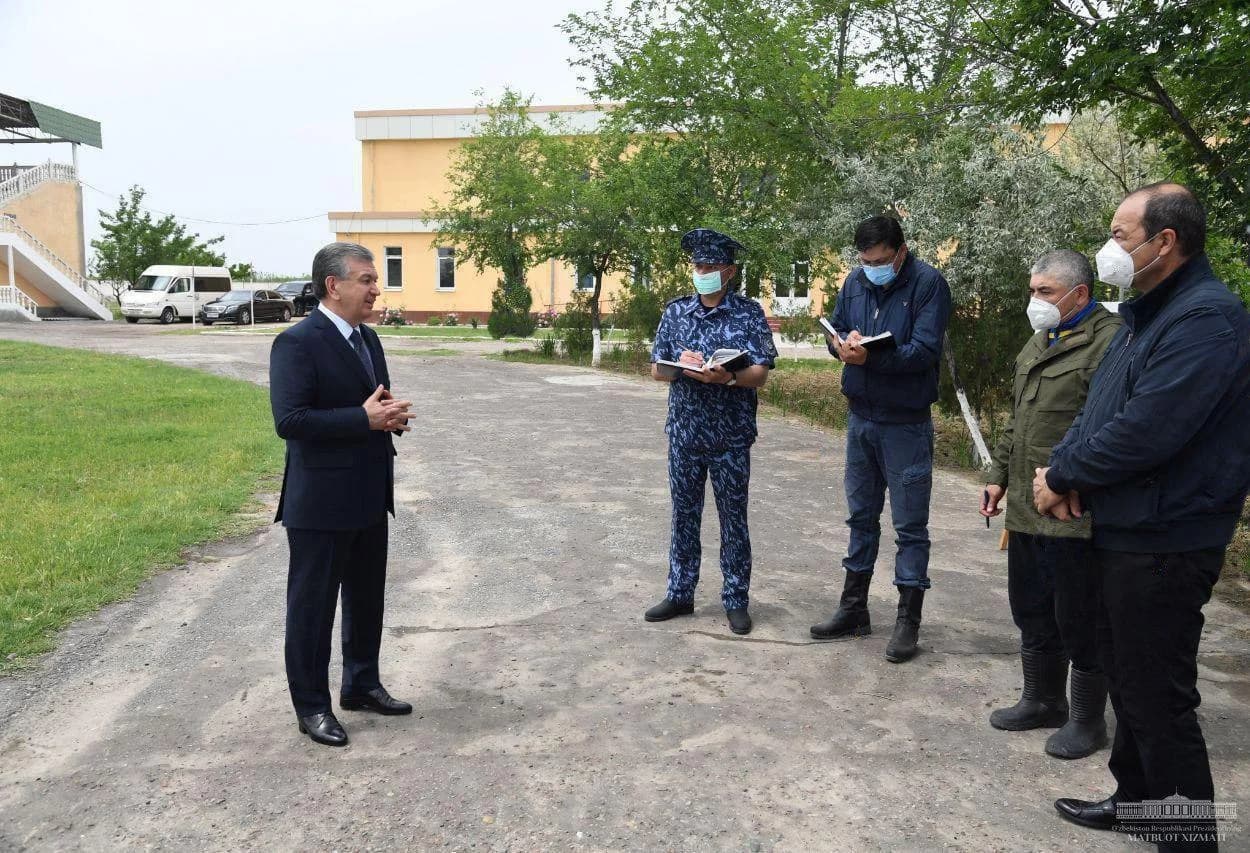Prezident Shavkat Mirziyoyev harbiy va fuqarolik kiyimidagi mas'ullar bilan suhbatlashmoqda