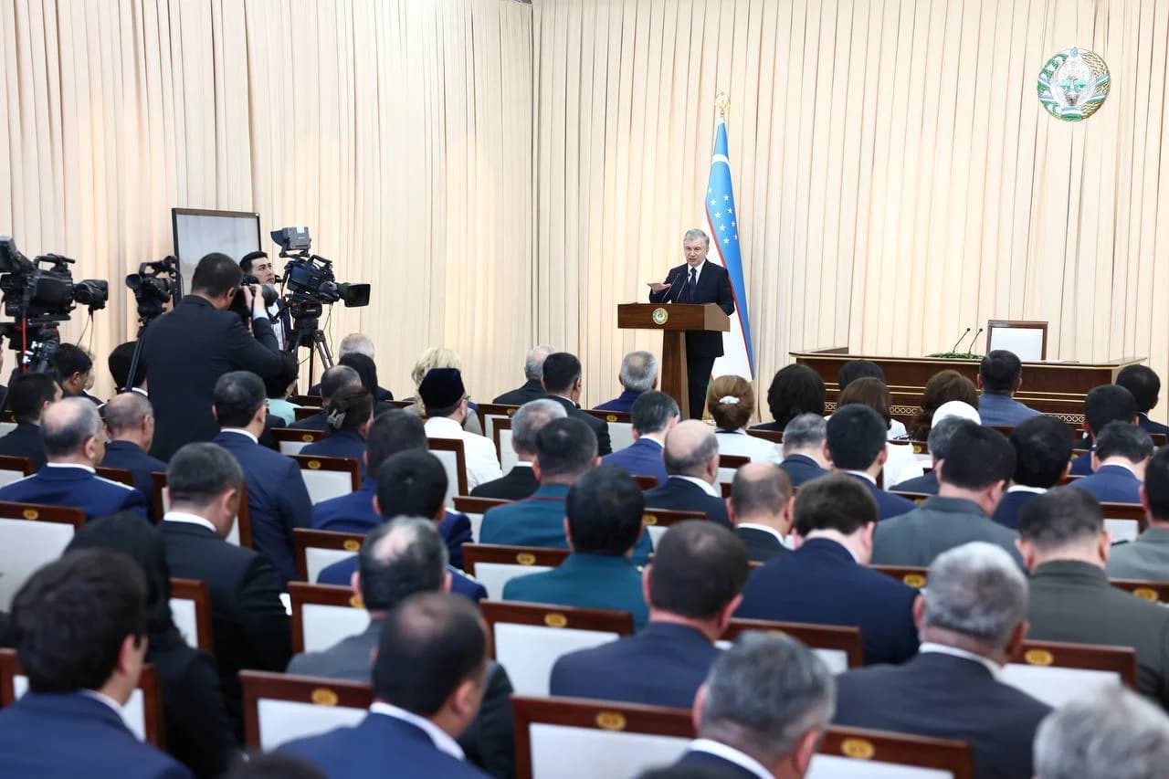 Prezident ishtirokidagi yig'ilish zali va undagi qatnashchilar