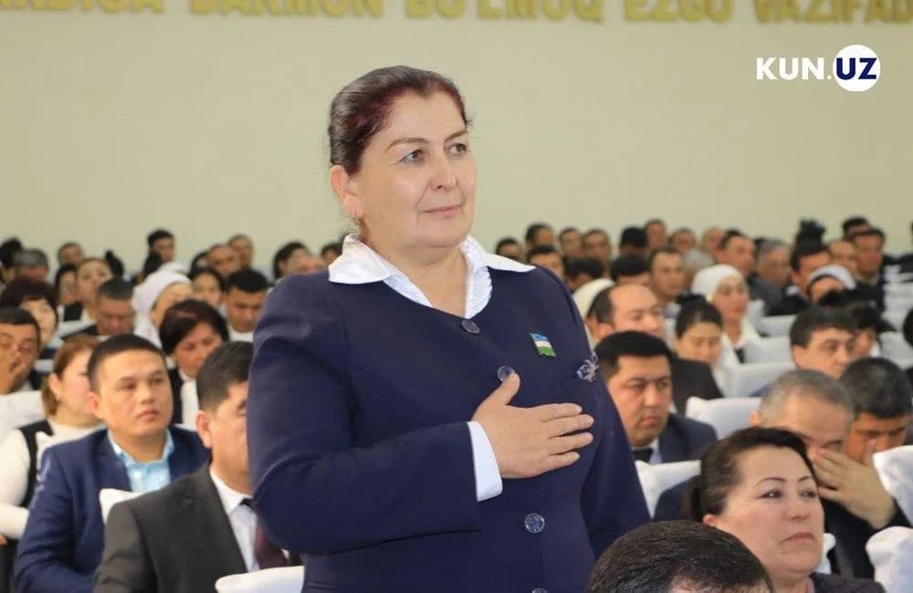 Садбархон Неъматжоновна Мамитова тадбирда қўлини кўксига қўйиб турибди