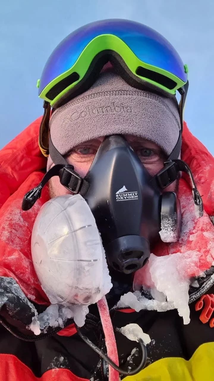 Сергей Денисенконинг Эверест чўққисидаги кислород ниқобида тушган яқин масофадаги сурати