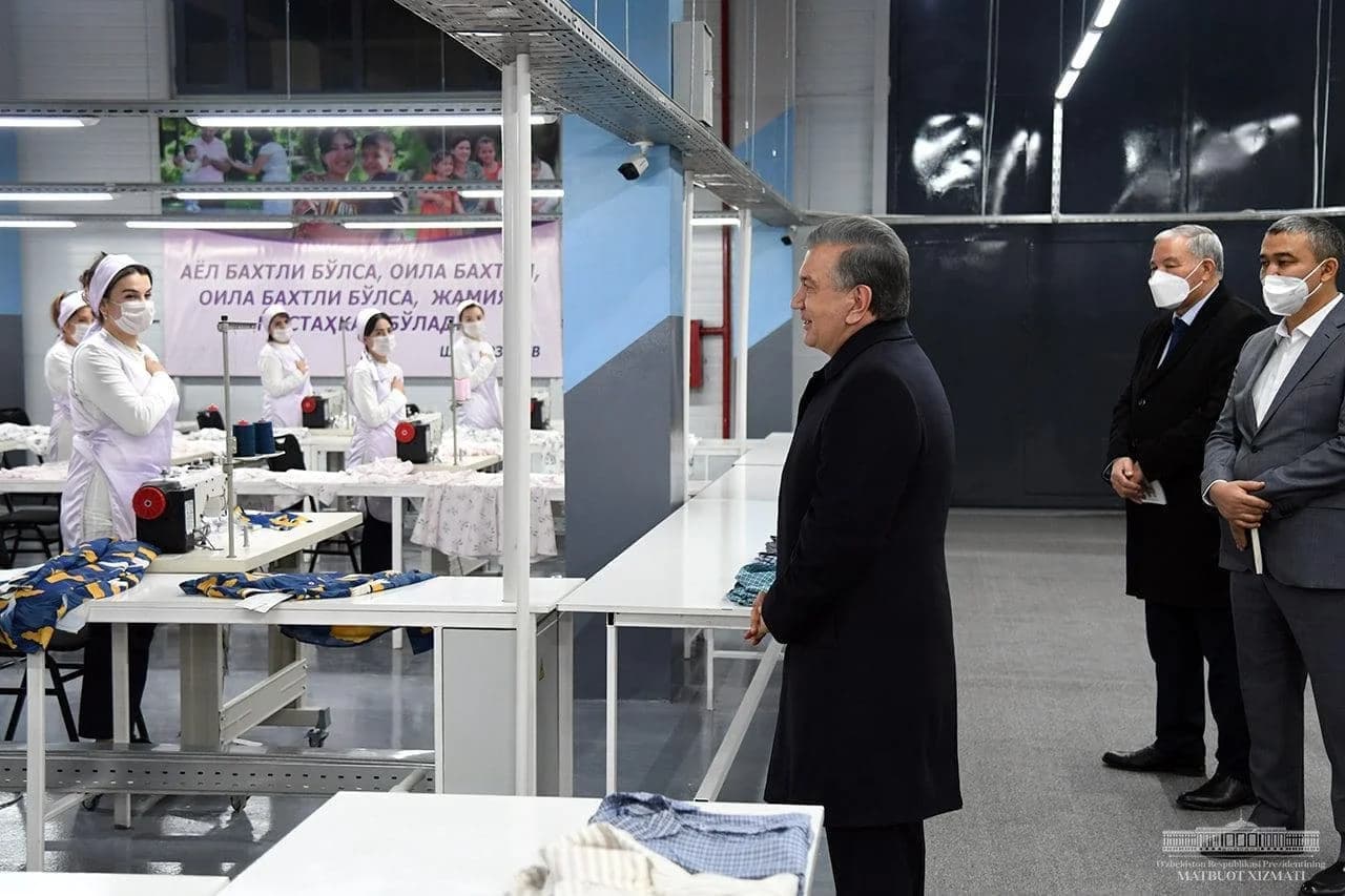 Prezident tikuvchilik korxonasida ishchi ayollar bilan suhbatlashmoqda