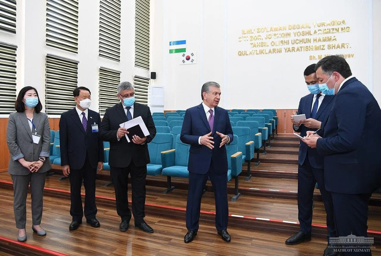 Prezident universitetning majlislar zalida nutq so'zlamoqda