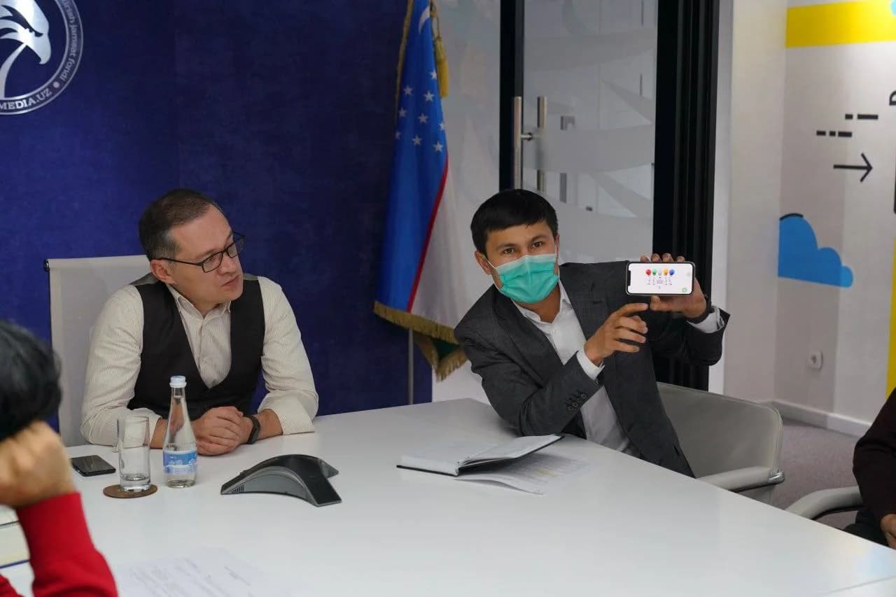 Xushnudbek Xudoyberdiyev telefonda loyiha elementini ko'rsatmoqda