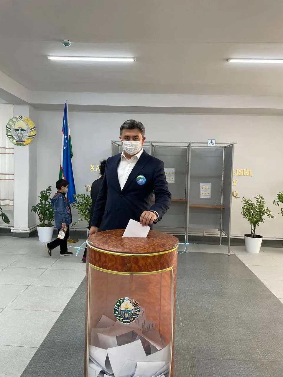 Nozim Husanov saylov uchastkasida ovoz bermoqda