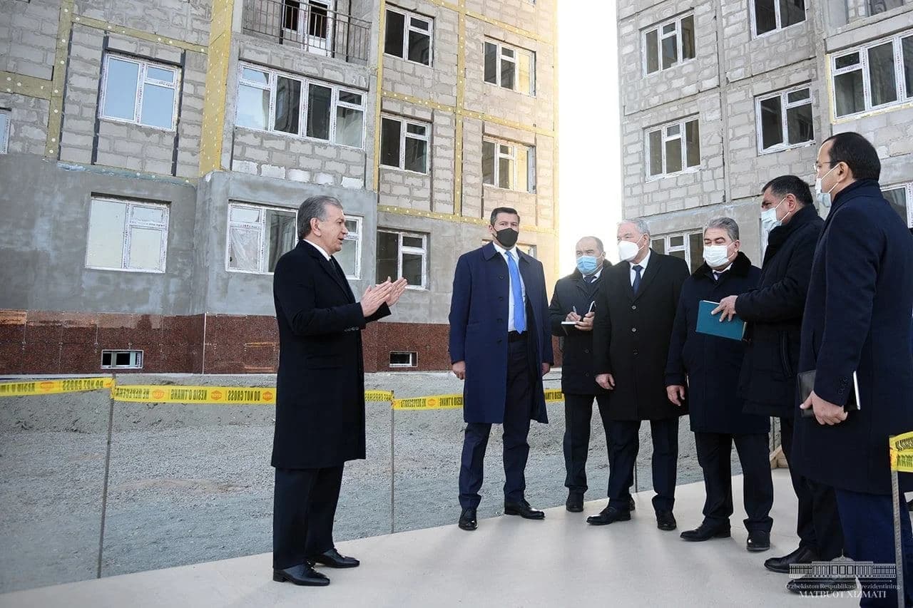 Prezident Urganchda qurilayotgan ko'p qavatli yangi uylarni ko'zdan kechirmoqda