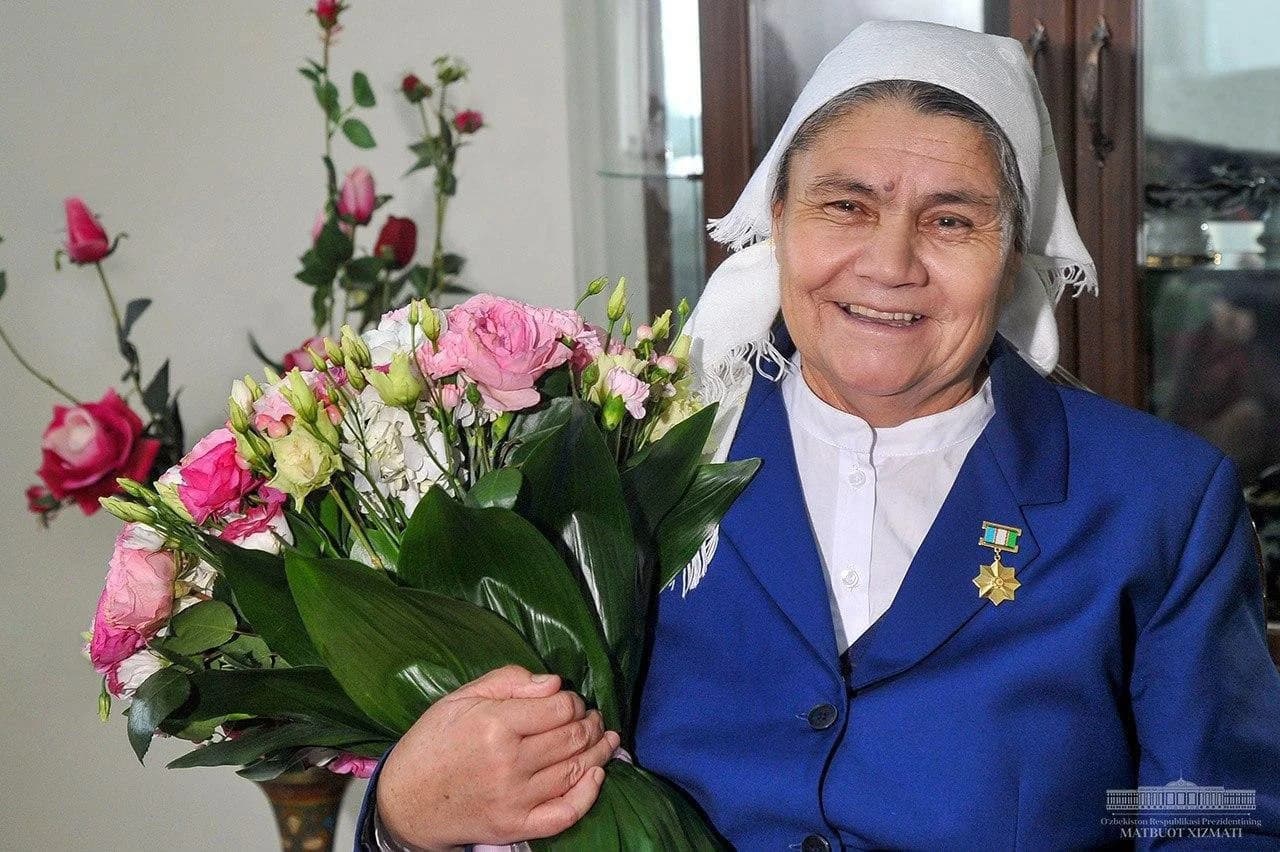 Лола Муротова бир даста гул билан тушган сурати