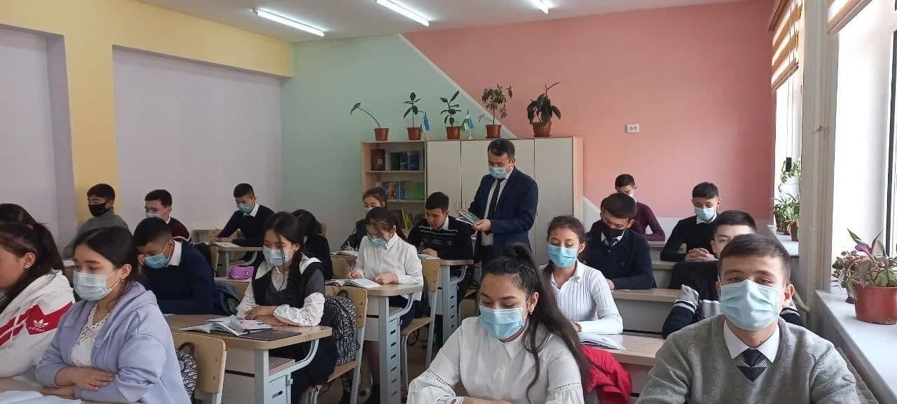 Синфхонада ниқоб таққан ўқувчилар ва ўқитувчи