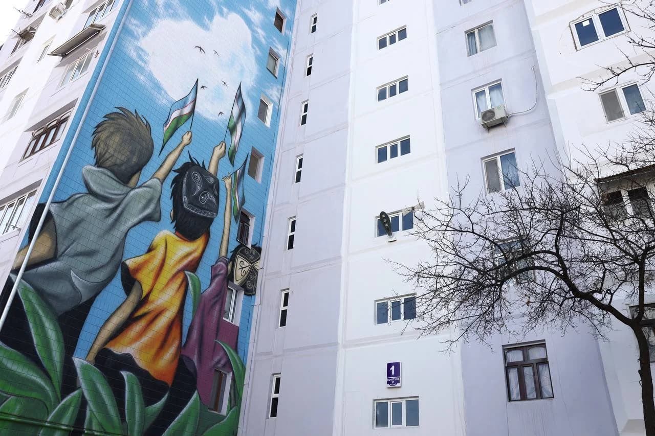 Кўп қаватли уй деворига чизилган Дўстлик рамзи мурали
