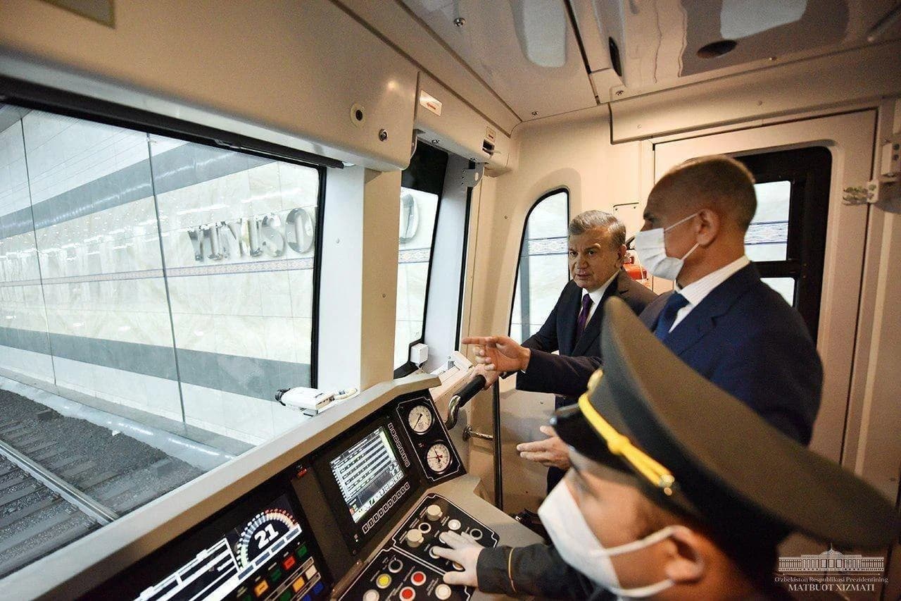 Prezident metro poyezdi kabinasida mashinist yonida jarayonni kuzatmoqda