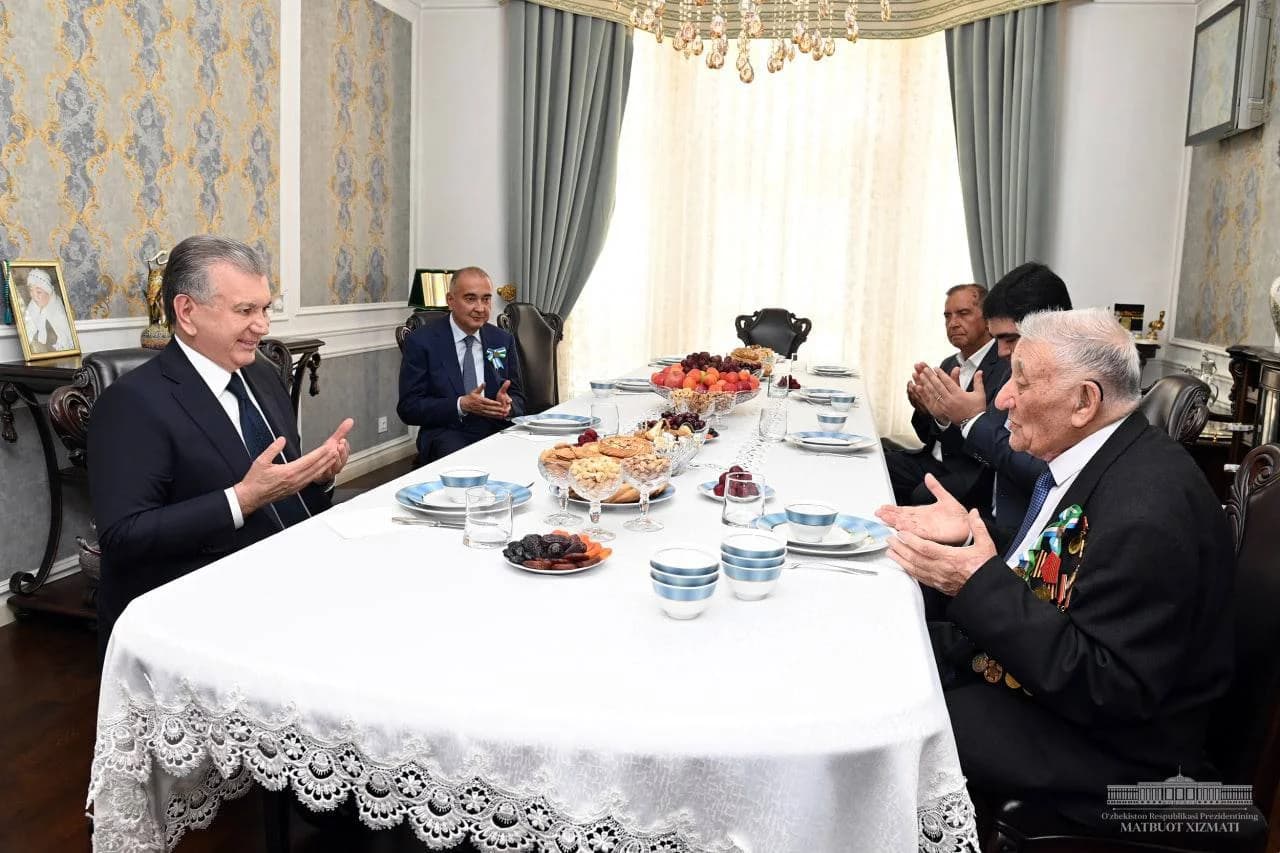 Prezident Shavkat Mirziyoyev Akmal Akromov xonadonida mehmon bo'lib, duo qilmoqda