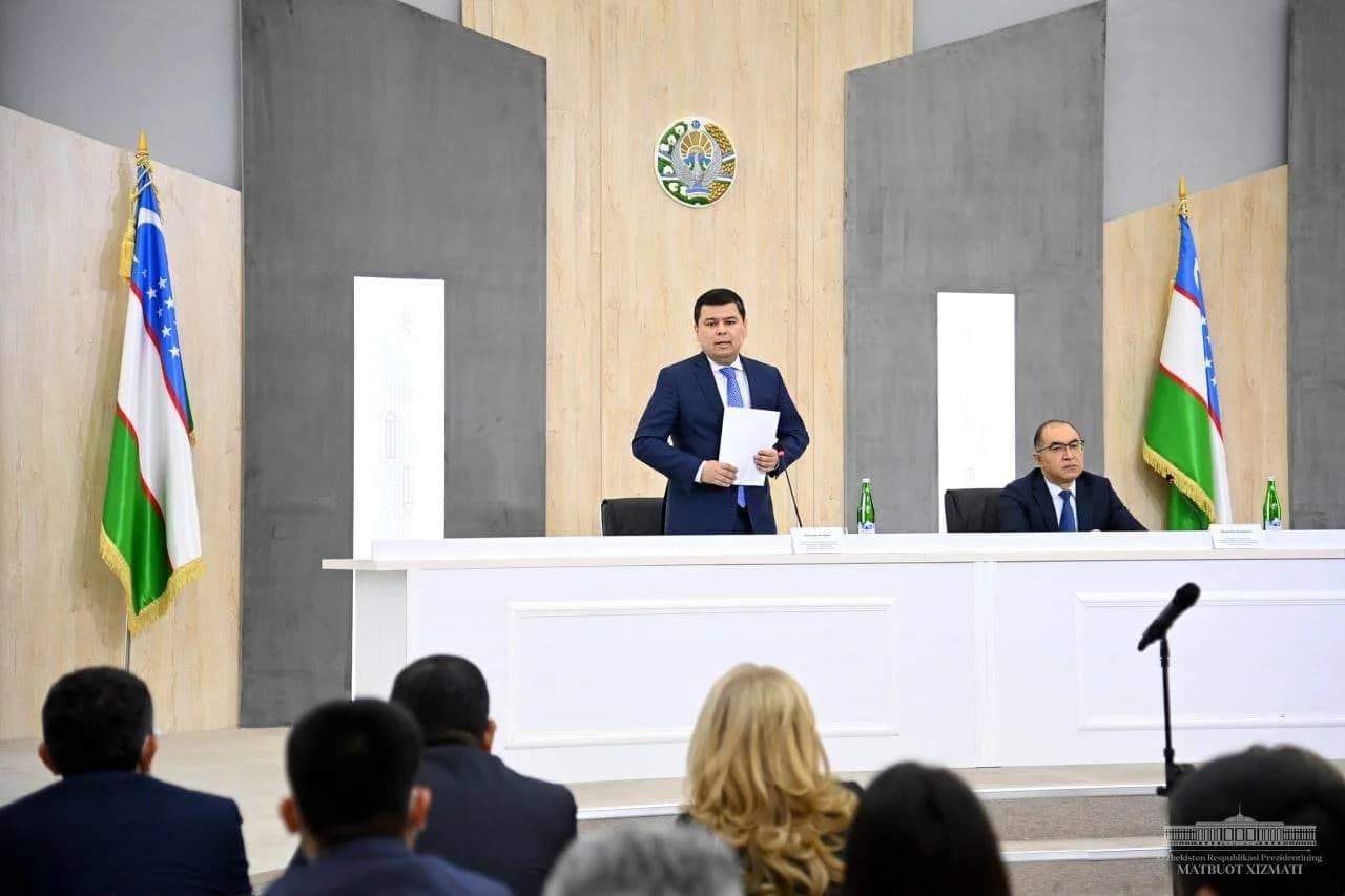 Sherzod Asadov tadbir ishtirokchilari qarshisida