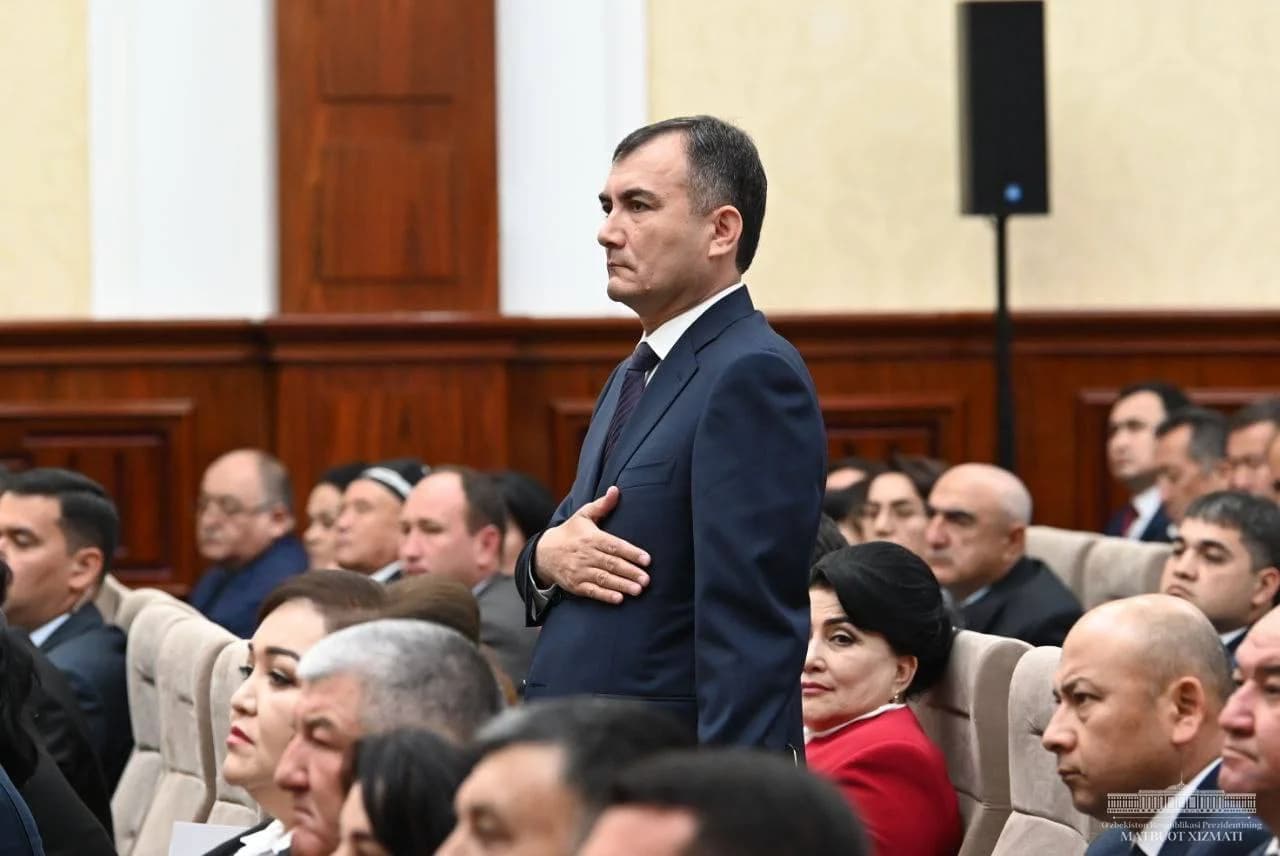 Murotjon Azimov viloyat hokimi lavozimiga tasdiqlanishi jarayonida