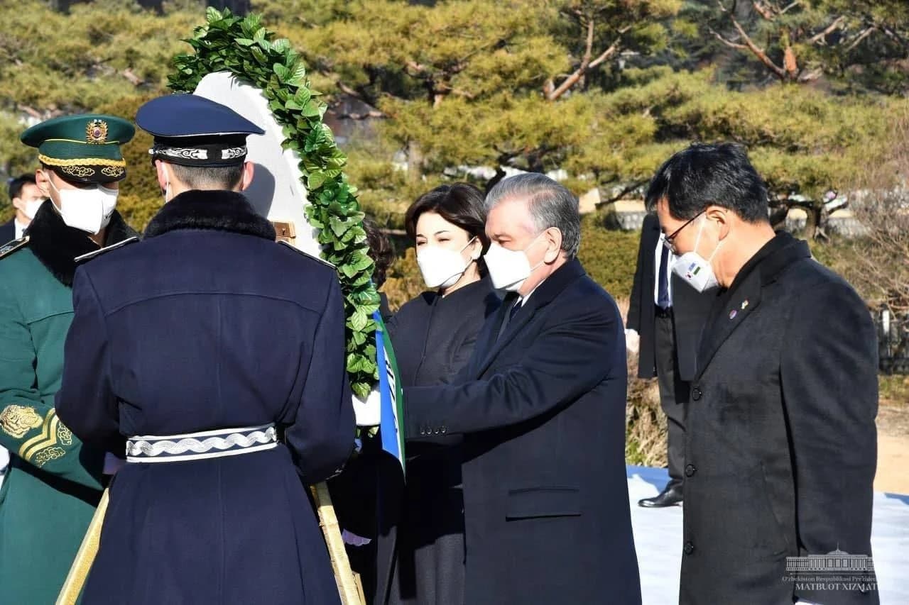 Shavkat Mirziyoyev va uning rafiqasi yodgorlik poyiga gulchambar qo‘ymoqda