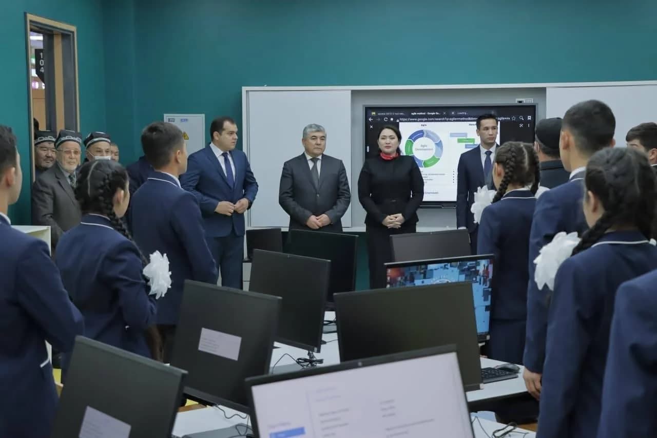 Mehmonlar va o‘qituvchilar kompyuter sinfida dars jarayonini kuzatmoqda