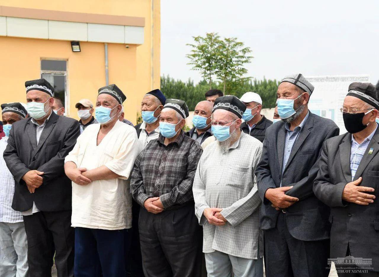 Tashrif davomida uchrashuvga chiqqan bir guruh nuroniylar