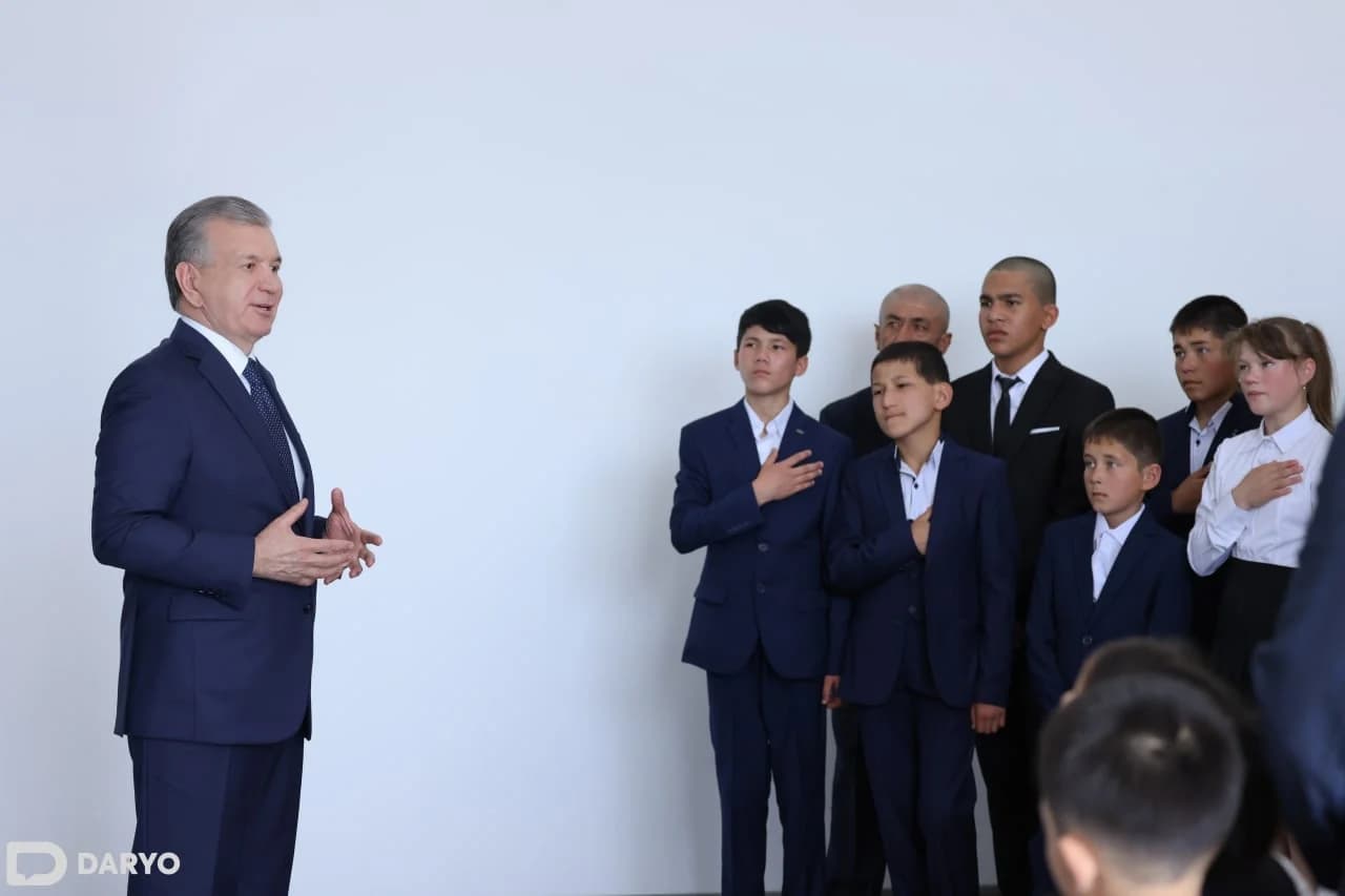 Президент болалар ва катталар олдида нутқ сўзламоқда