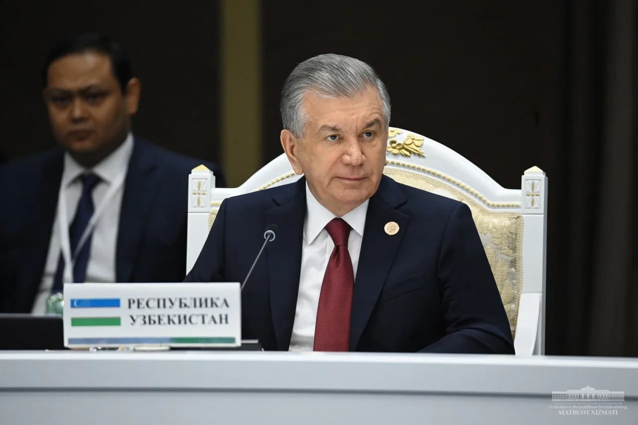 Ўзбекистон Президенти Шавкат Мирзиёевнинг саммитдаги портрети