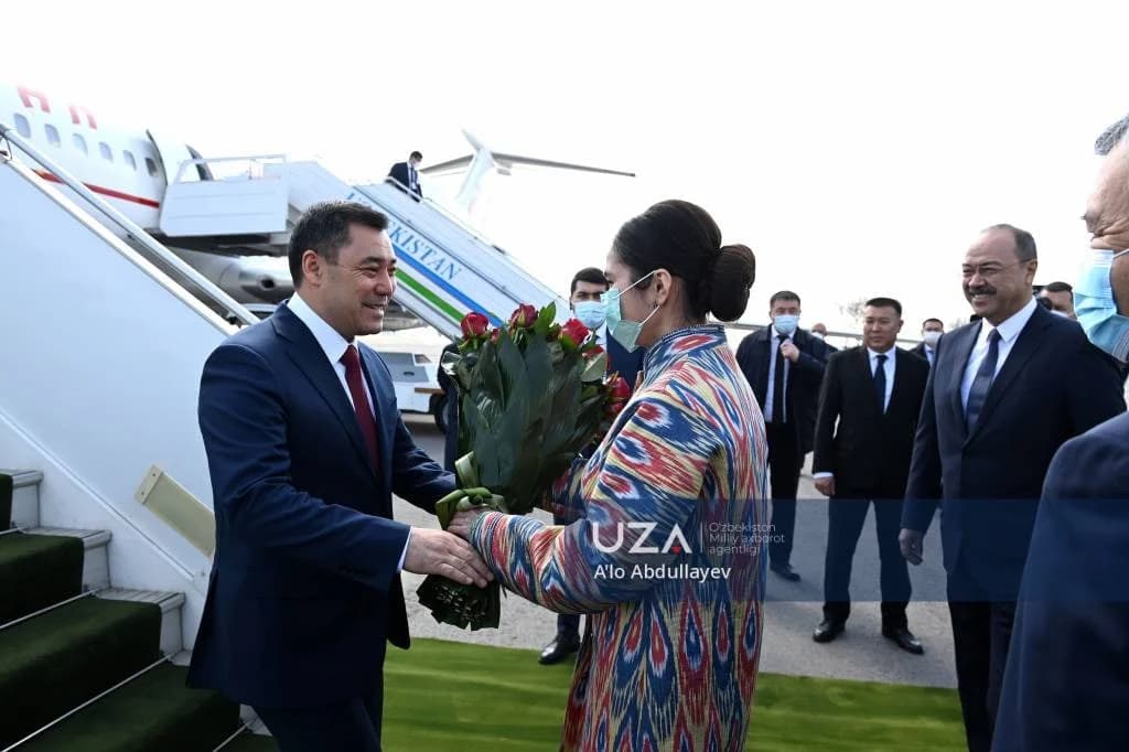 Sadir Japarovga guldasta taqdim etilmoqda