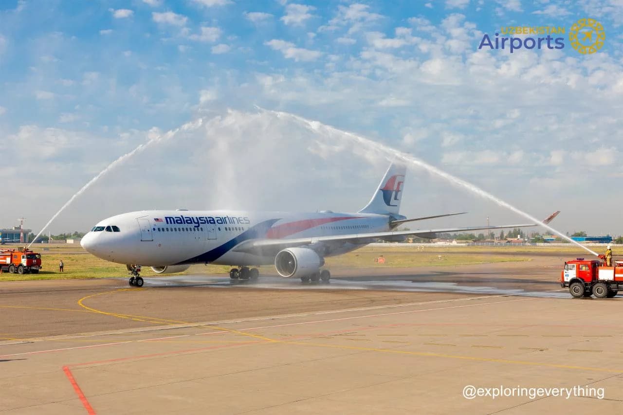 Тошкент аэропортида Malaysian Airlines самолётини сув аркаси билан кутиб олиш