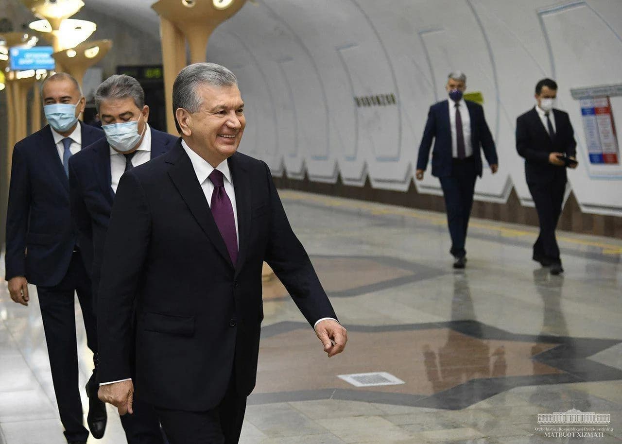 Shavkat Mirziyoyev metro bekati platformasida tabassum bilan ketmoqda