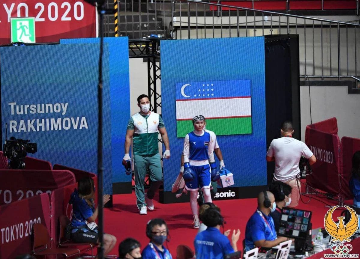 Tursunoy Rahimova O'zbekiston bayrog'i fonida ringga chiqib kelmoqda