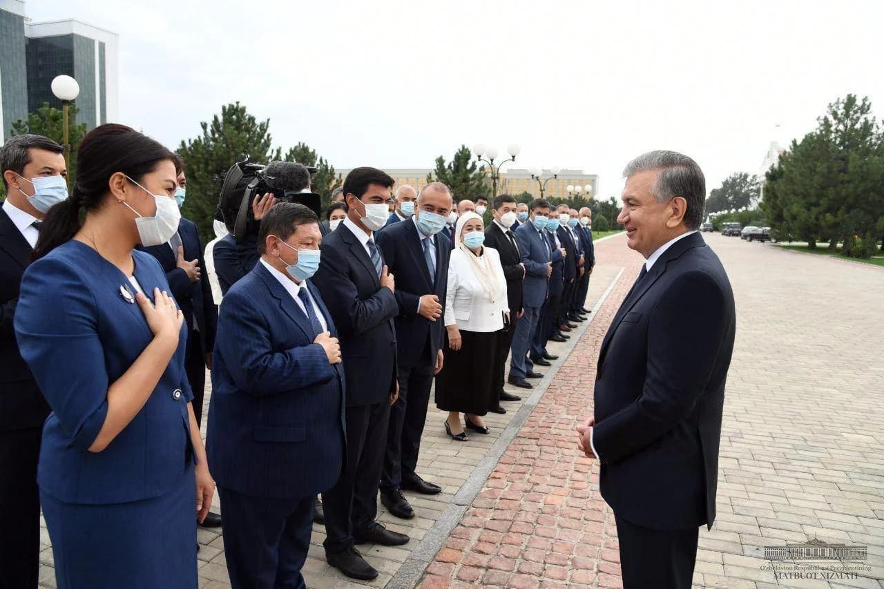 Shavkat Mirziyoyev tadbir ishtirokchilari va jamoatchilik vakillari bilan muloqot qilmoqda