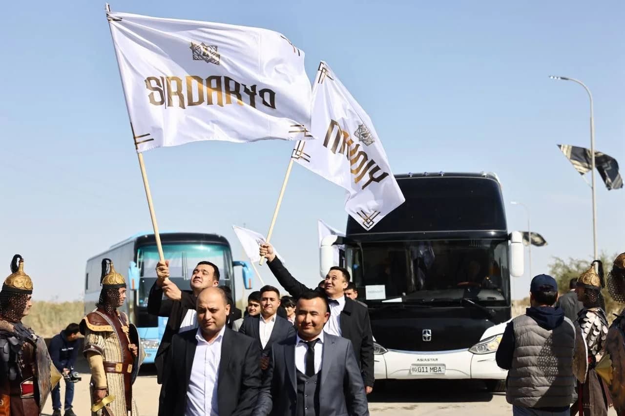 Sirdaryo yozuvi tushirilgan bayroqlarni ko'tarib olgan ishtirokchilar