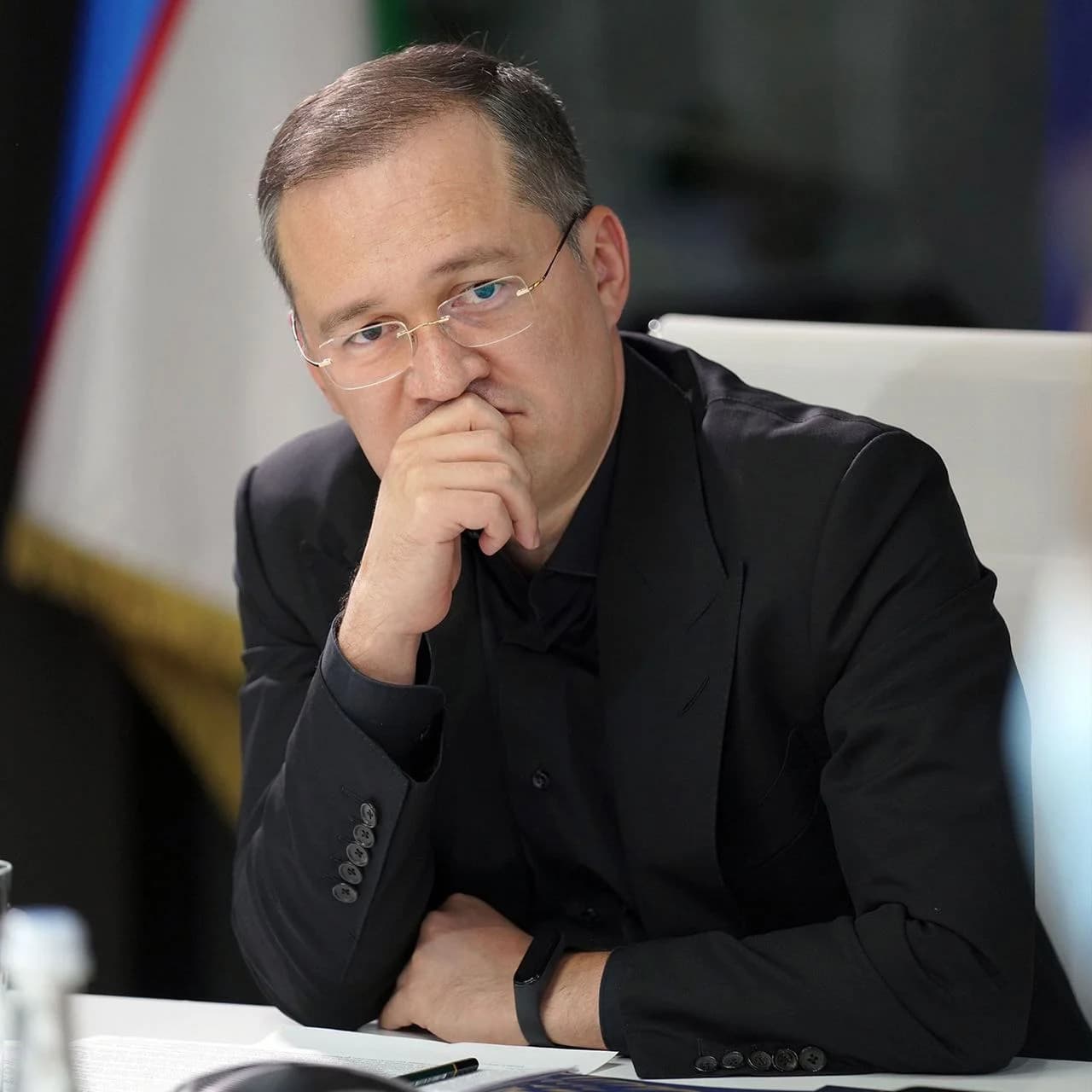 Комил Алламжонов муҳокама жараёнида ўйчан ҳолатда