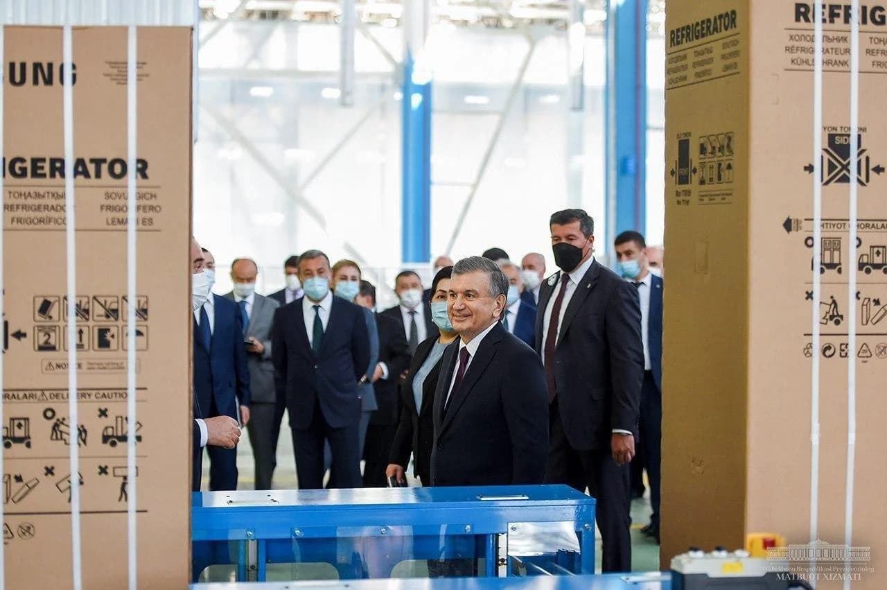 Шавкат Мирзиёев маиший техникалар қадоқланган омборхонада