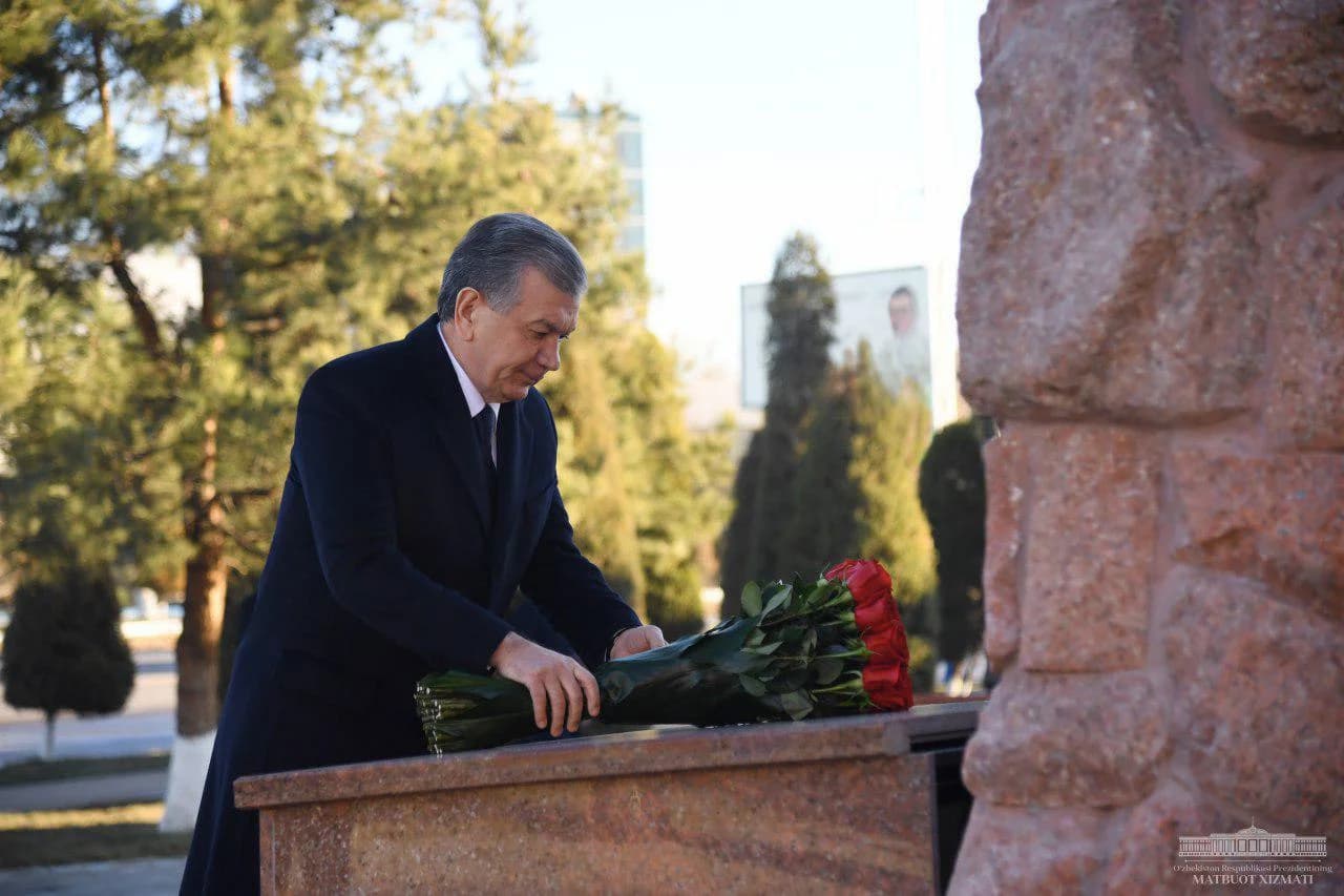 Президент Абдулла Қодирий ҳайкали пойига гул қўймоқда