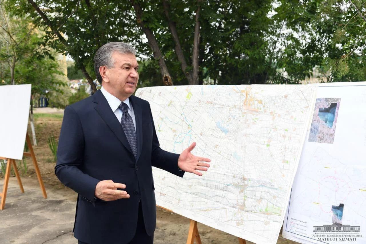 Shavkat Mirziyoyev Sirdaryo viloyati xaritasi yonida tushuntirish bermoqda