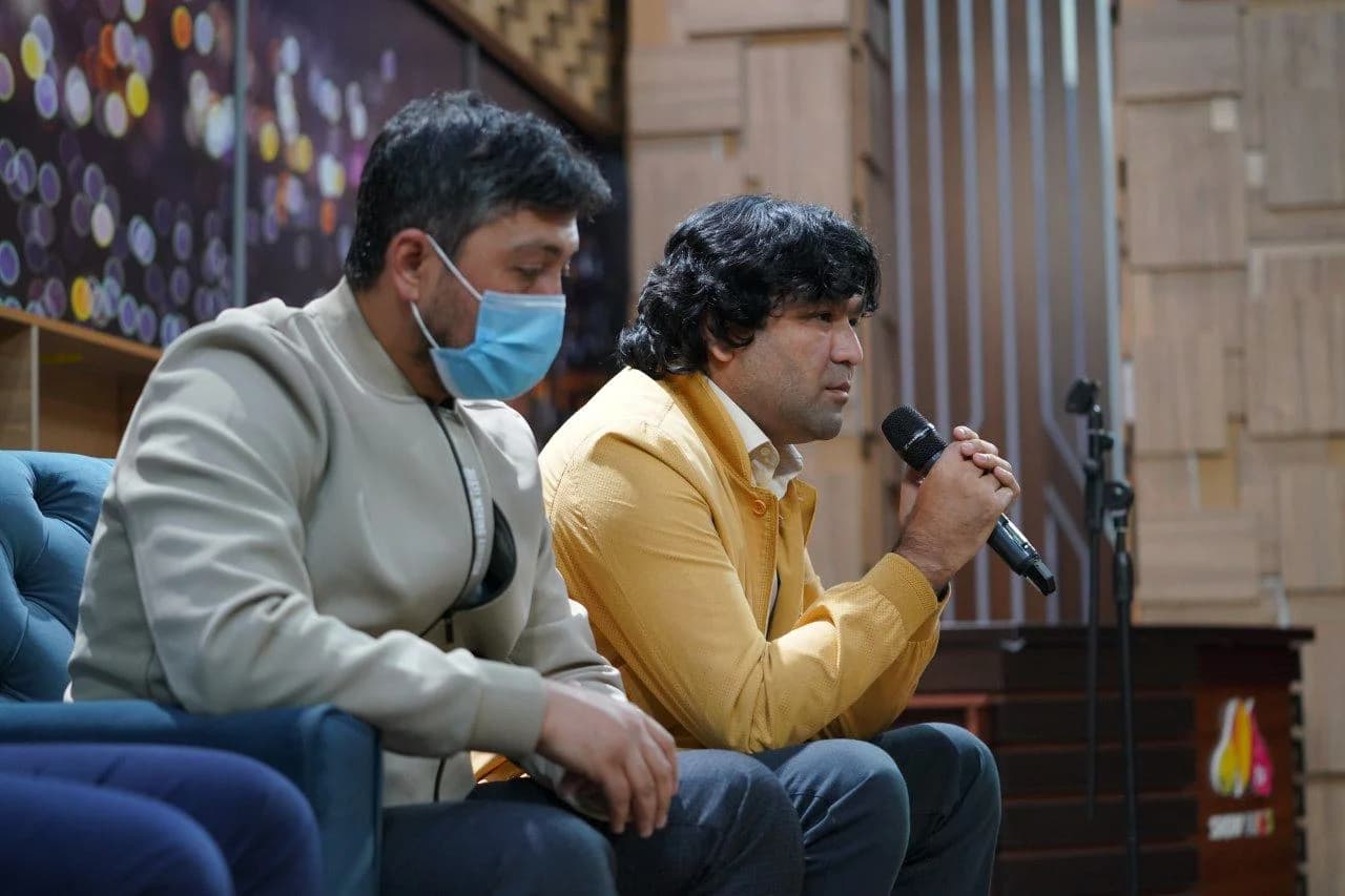 Uchrashuvda savol berayotgan va tinglayotgan telekanal xodimlari