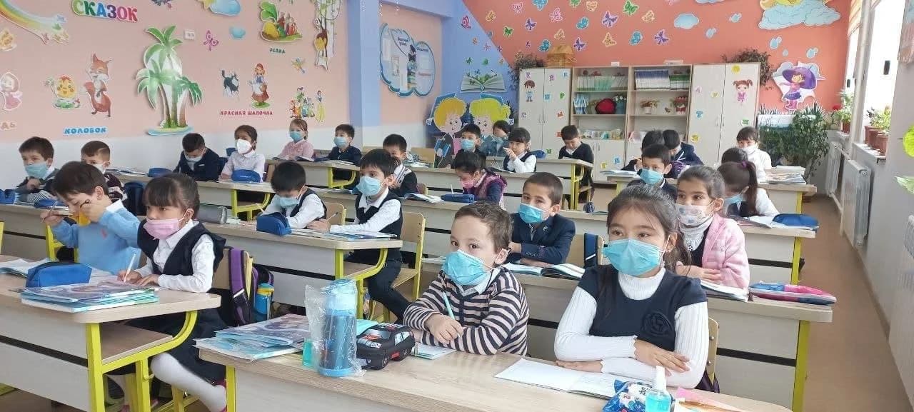 Бошланғич синф ўқувчилари ниқобда партада ўтиришибди