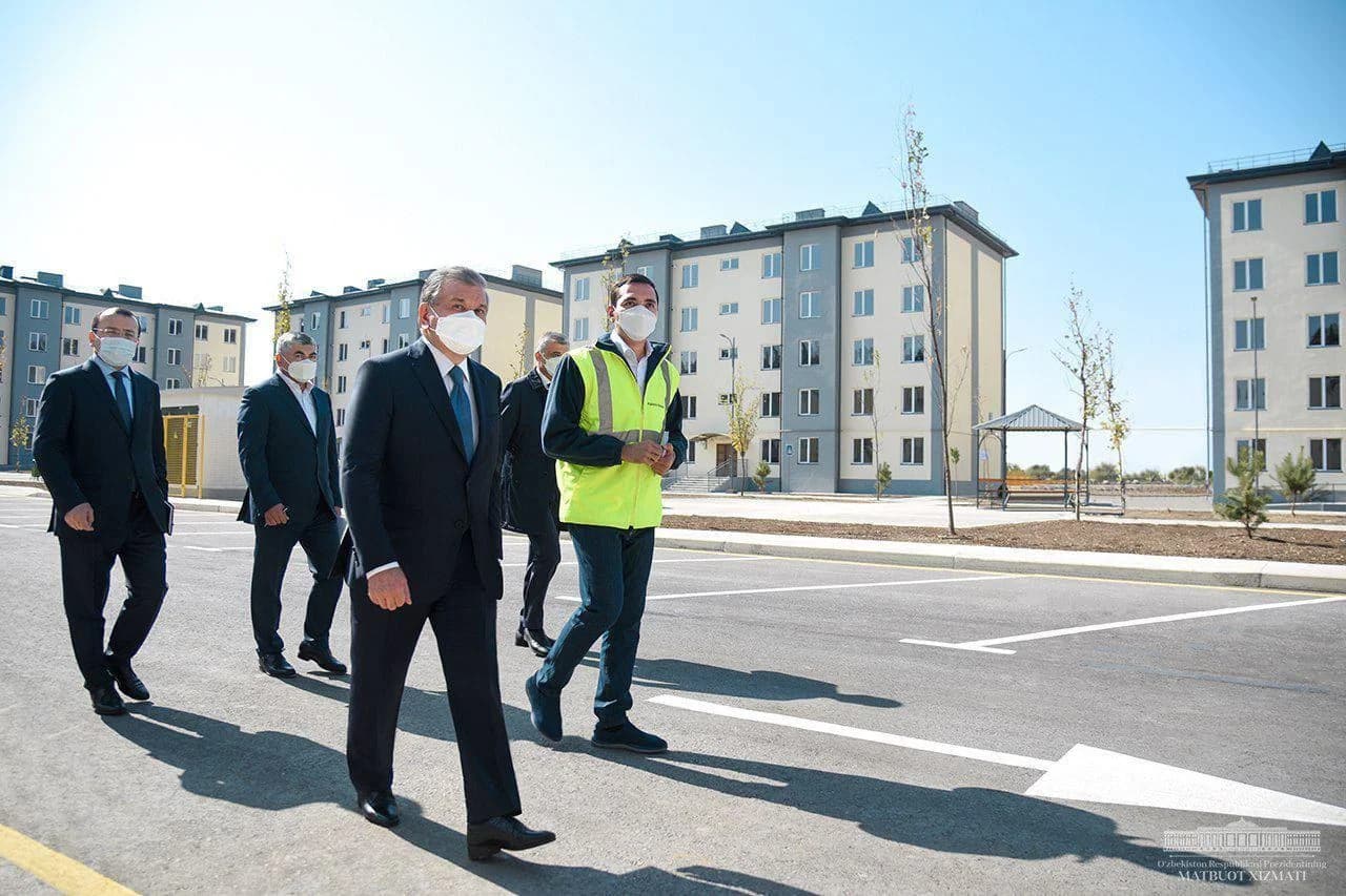 Prezident va rasmiylar Mirzaoboddagi yangi qurilgan ko'p qavatli uylar yonida