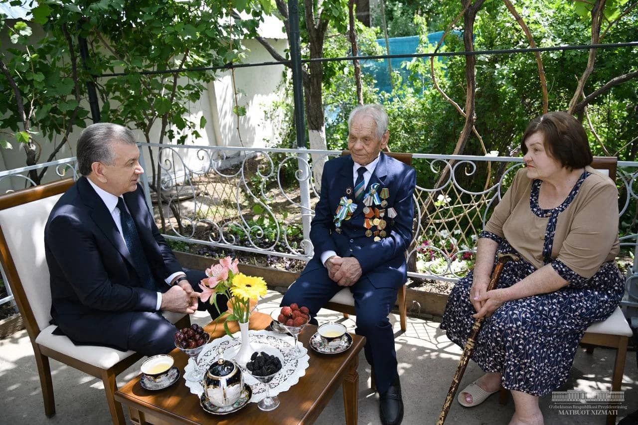 Shavkat Mirziyoyev hovlida Fyodor Fedin va uning oila a'zosi bilan suhbatlashmoqda