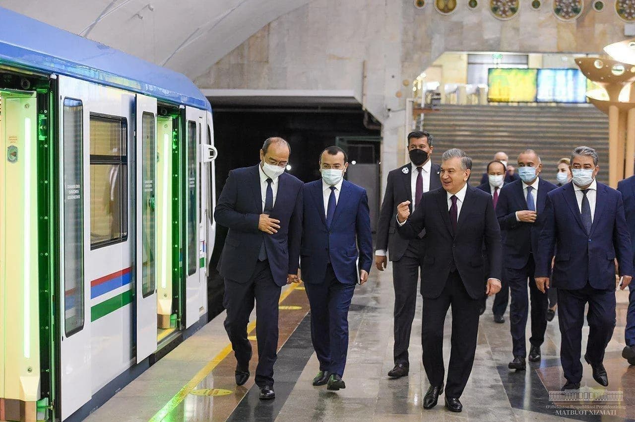 Shavkat Mirziyoyev metro bekati platformasida rasmiylar bilan muloqotda