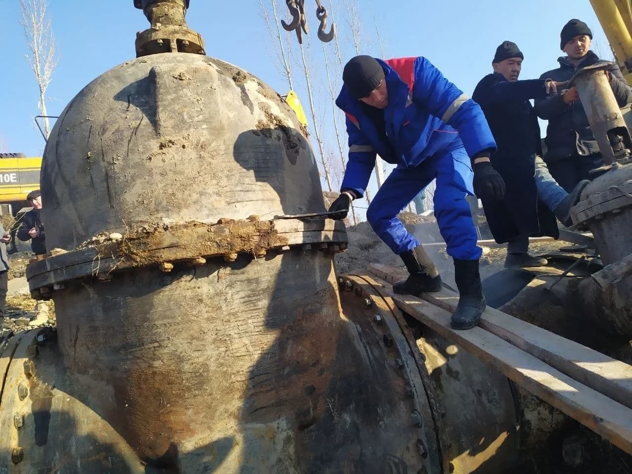 Ишчилар катта сув қувуридаги носозликни бартараф этишмоқда