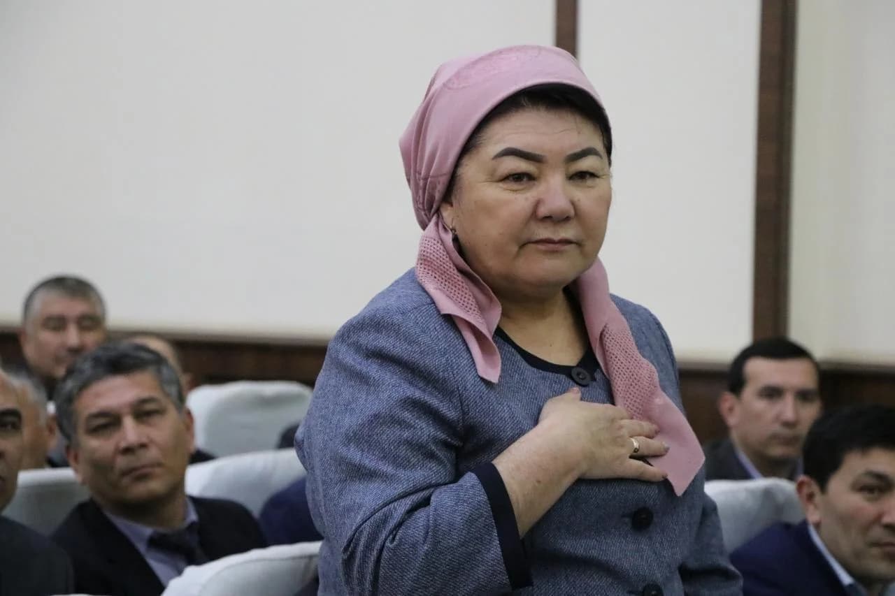 Dilfuza Uralova qo‘lini ko‘ksiga qo‘yib turibdi