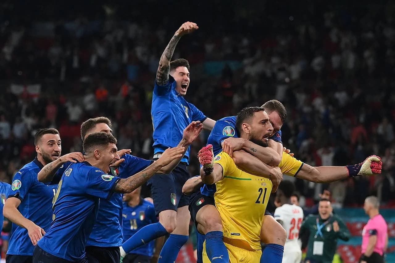 Italiya terma jamoasi futbolchilari va darvozaboni g'alaba quvonchini birgalikda nishonlamoqda