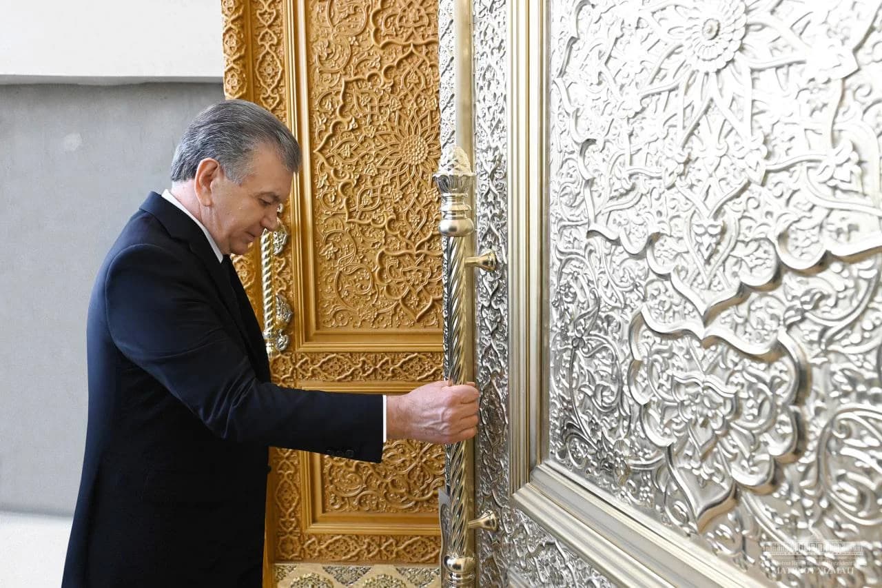 Президент мажмуанинг нақшинкор эшигини кўздан кечирмоқда