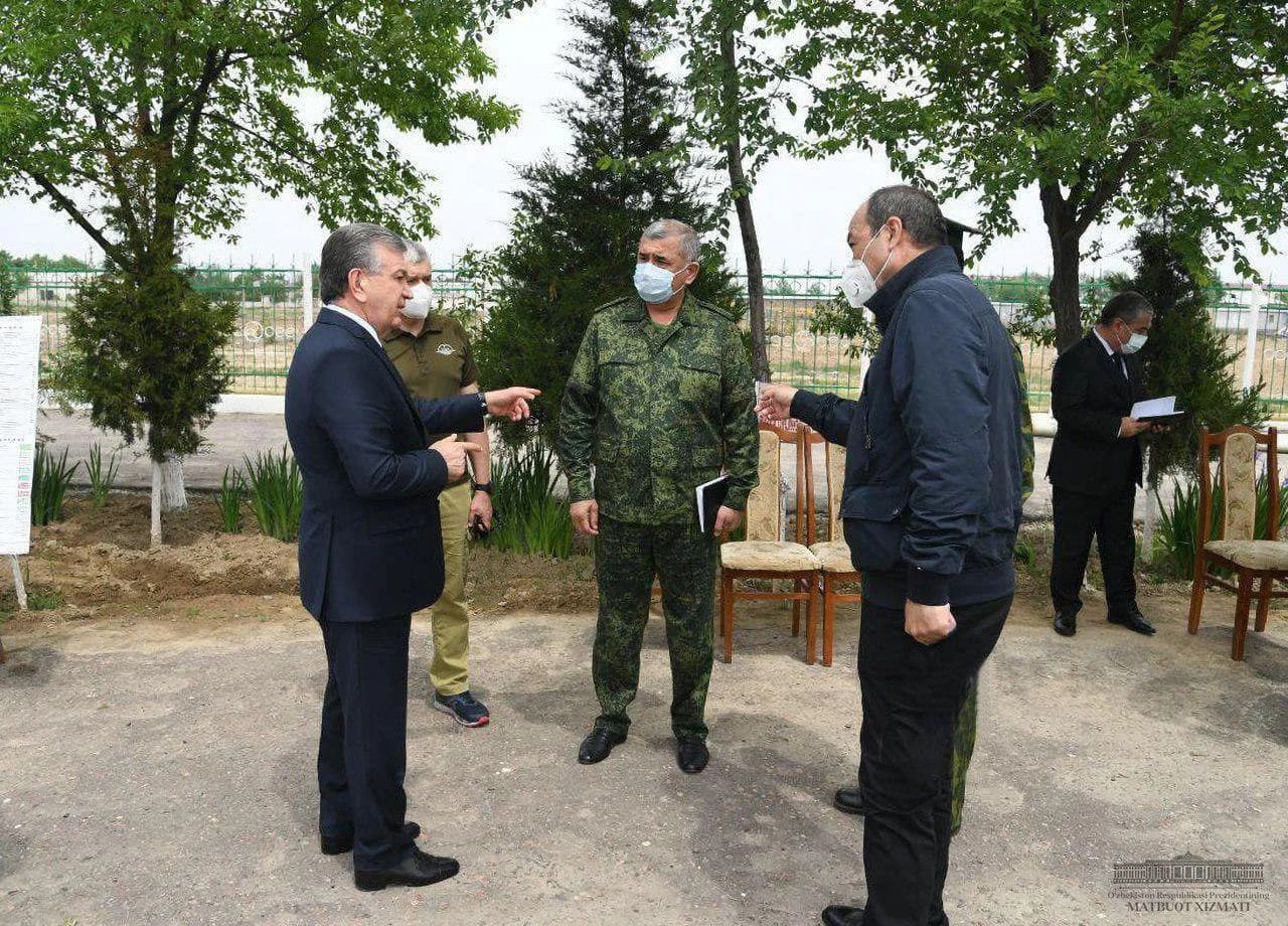 Shavkat Mirziyoyev xarita yonida harbiy kiyimdagi shaxslar bilan muloqotda