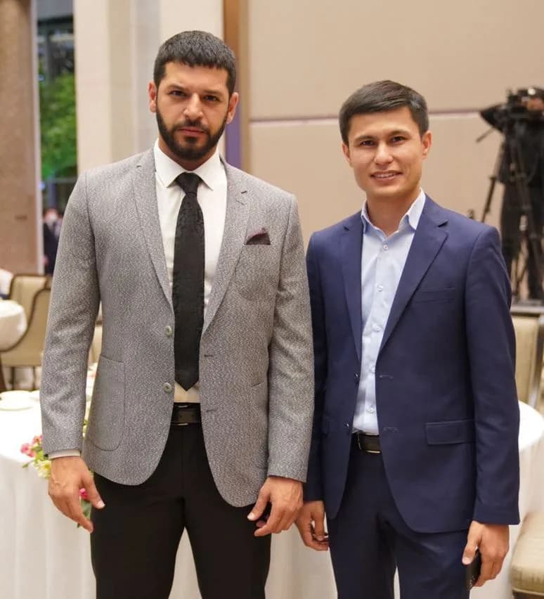 Emre Kiviljim va Xushnudbek Xudoyberdiyev birga tushgan surat