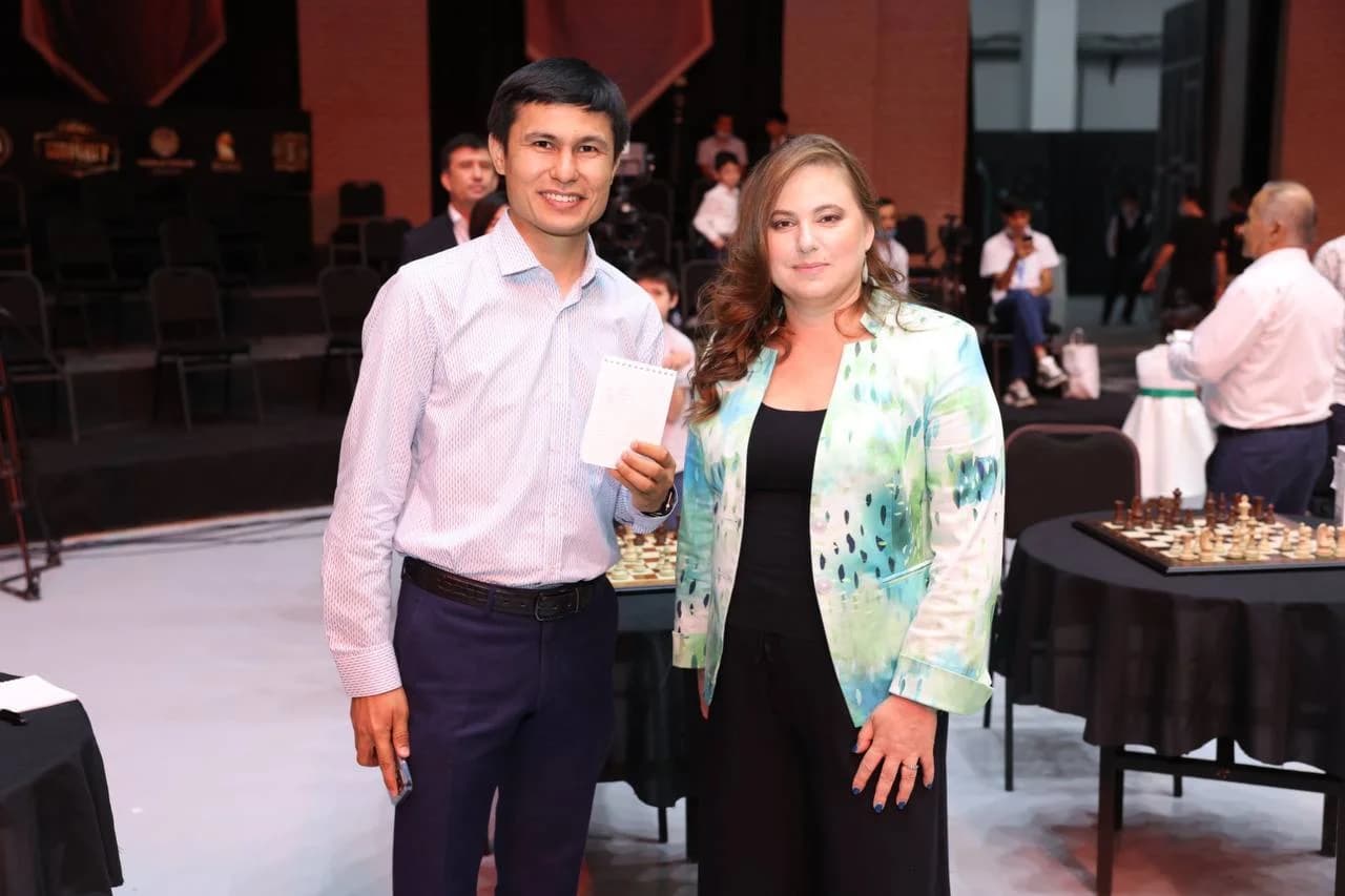 Xushnudbek Xudoyberdiyev va Yudit Polgar birgalikda tushgan surat