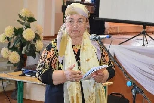 Shakarjon Xo‘janiyozova mikrofonda nutq so‘zlamoqda