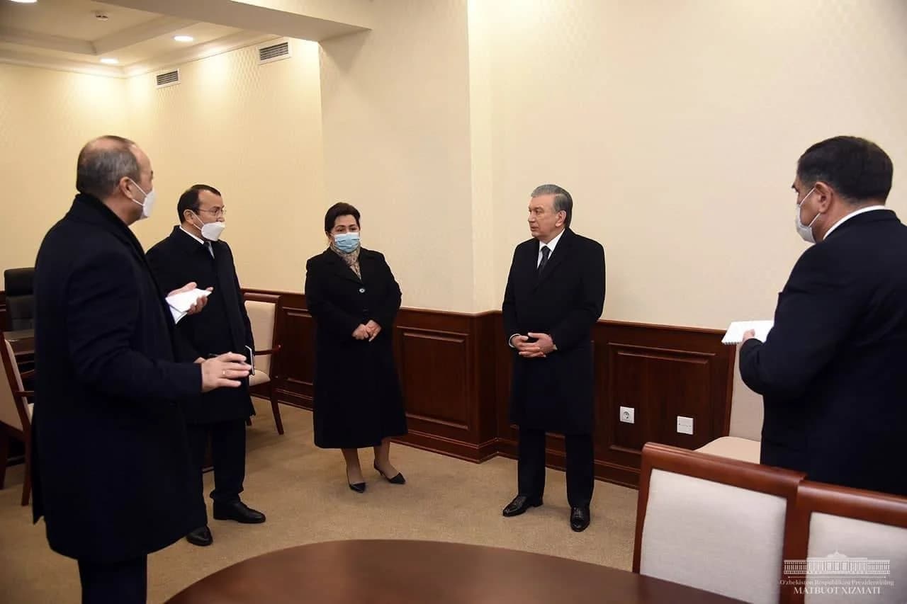 Shavkat Mirziyoyev mas'ullar bilan xonada suhbatlashmoqda