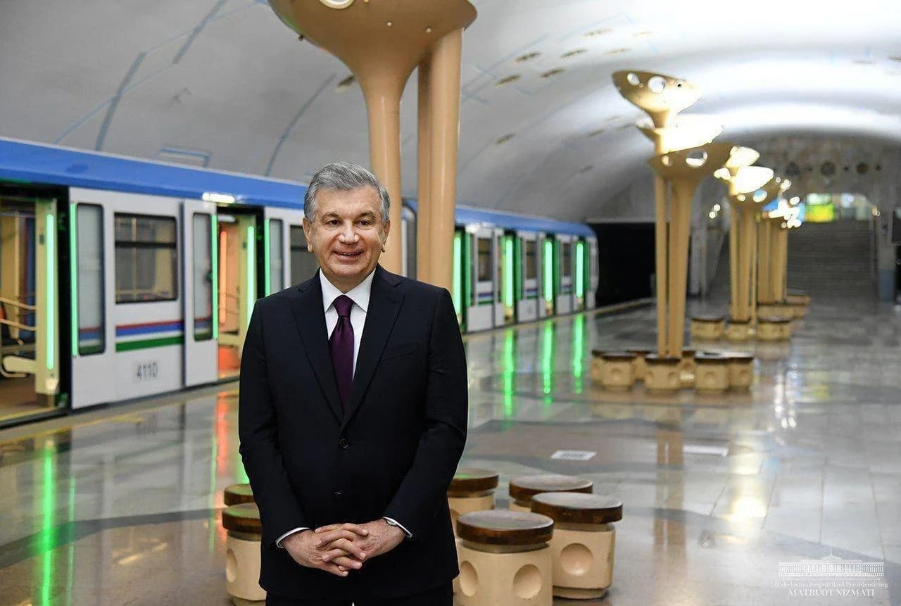 Shavkat Mirziyoyev yangi metro bekati fonida tushgan surati