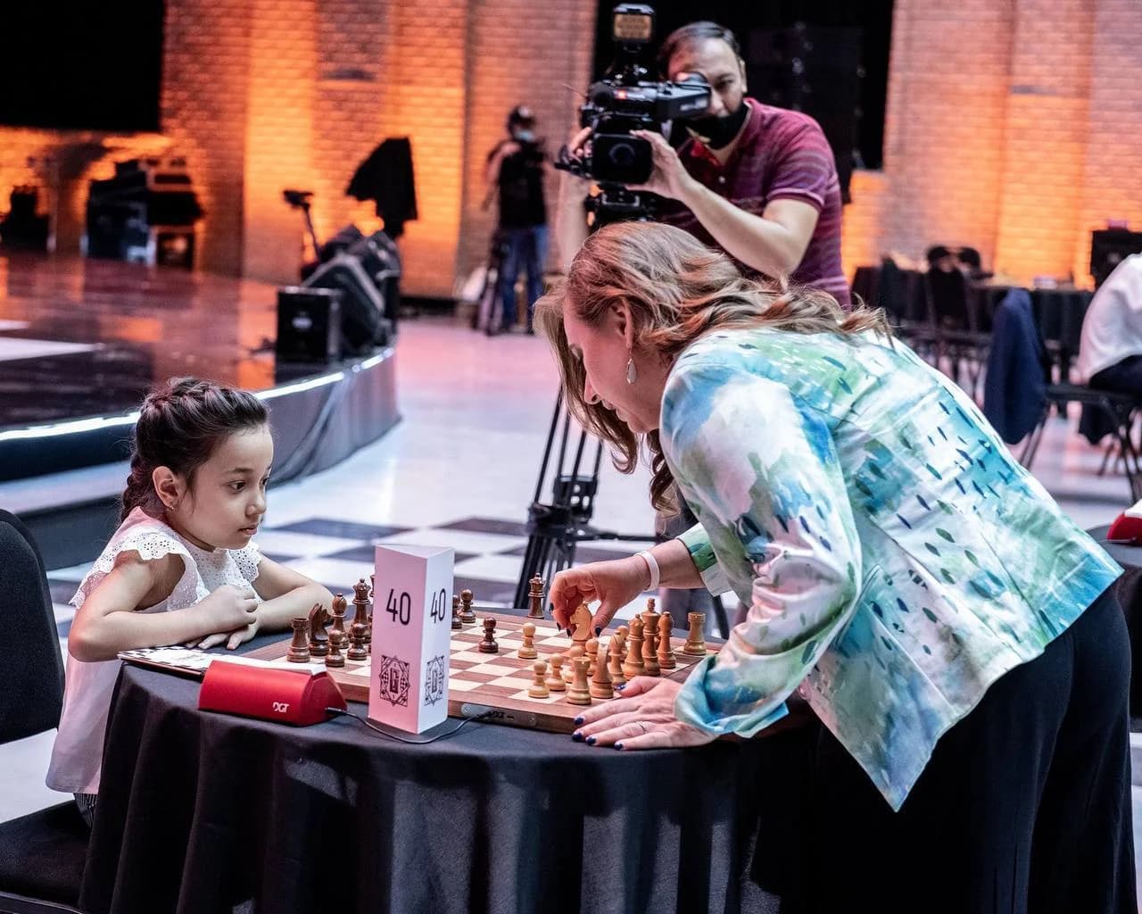 Yudit Polgar yosh qizaloq bilan shaxmat o'ynamoqda